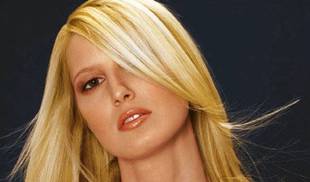 1357914-img-zena-vlasy-uces-kozmetika-crop